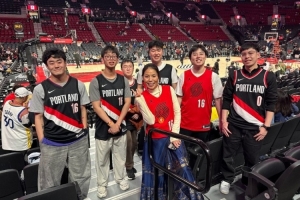 一群中国球迷到现场为杨瀚森加油!开拓者官博表示感谢 一群中国球迷到现场为杨瀚森加油!开拓者官博表示感谢