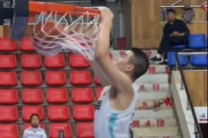 有点轻松?张懿赵杰轻松砍下18分10篮板5助攻4抢断3盖帽! 有点轻松?张懿赵杰轻松砍下18分10篮板5助攻4抢断3盖帽!