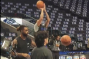 哥俩好!小吧现场观看独行侠赛前热身 浓眉和拉塞尔一起练投篮 哥俩好!小吧现场观看独行侠赛前热身 浓眉和拉塞尔一起练投篮