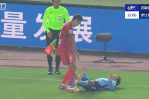 张瑷晖倒地夹住皮球,王上源上去对着皮球连踢了几脚 张瑷晖倒地夹住皮球,王上源上去对着皮球连踢了几脚