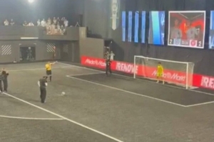 亚马尔在国王联赛科客串打进点球,对着镜头飞吻庆祝 亚马尔在国王联赛科客串打进点球,对着镜头飞吻庆祝