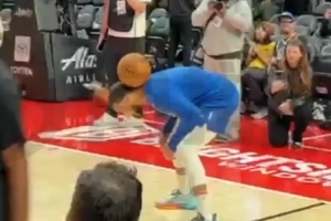 小学生活挺多😂库里赛前训练 和助教玩足球配合后命中三分 小学生活挺多😂库里赛前训练 和助教玩足球配合后命中三分