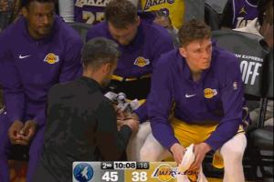 伤不起啊!队医在场边帮东契奇治疗首节因切球挫伤的手指 伤不起啊!队医在场边帮东契奇治疗首节因切球挫伤的手指