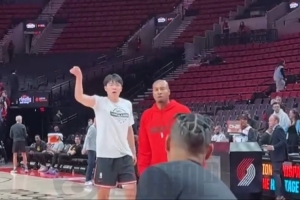 小吧直击杨瀚森赛前训练 抗干扰三分命中率不高 随后突破转身暴扣 小吧直击杨瀚森赛前训练 抗干扰三分命中率不高 随后突破转身暴扣