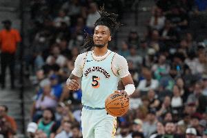 9失误太多了!卡斯尔12中5拿到16分5板6助1断1帽 9失误太多了!卡斯尔12中5拿到16分5板6助1断1帽