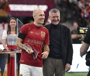 重返主场观赛!罗本:拜仁此刻几乎不可战胜,我们是欧冠决赛热门 重返主场观赛!罗本:拜仁此刻几乎不可战胜,我们是欧冠决赛热门