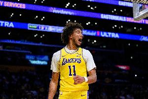 内线告急!湖人官方:海斯左膝酸痛 今日对阵森林狼出战存疑 内线告急!湖人官方:海斯左膝酸痛 今日对阵森林狼出战存疑