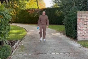 哈兰德整活展示英超9月最佳球员奖杯:适合散步的好天气 哈兰德整活展示英超9月最佳球员奖杯:适合散步的好天气