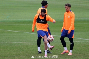 10月25日下午,山东泰山队进行了与上海海港队的赛前官方训练 10月25日下午,山东泰山队进行了与上海海港队的赛前官方训练