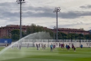 西媒:孔德参加今日训练,拉菲尼亚、莱万、奥尔莫等多人缺席 西媒:孔德参加今日训练,拉菲尼亚、莱万、奥尔莫等多人缺席