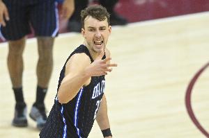 难救主!小瓦格纳17中10砍全队最高27分外加6板 罚球6中5 难救主!小瓦格纳17中10砍全队最高27分外加6板 罚球6中5