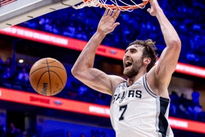 解说:马刺这赛季盼科内特尽可能多打 但实际情况是时间必须控制 解说:马刺这赛季盼科内特尽可能多打 但实际情况是时间必须控制