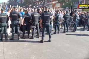 国家德比的氛围!巴萨球员抵达伯纳乌时,遭场外皇马球迷西语国骂 国家德比的氛围!巴萨球员抵达伯纳乌时,遭场外皇马球迷西语国骂