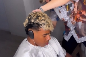 兵马未动先修发型!发型师晒照,在国家德比前为亚马尔打理发型 兵马未动先修发型!发型师晒照,在国家德比前为亚马尔打理发型