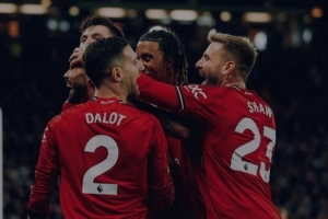 卢克-肖社媒晒庆祝进球合影,库尼亚评论:卢克,我太TM爱你了 ! 卢克-肖社媒晒庆祝进球合影,库尼亚评论:卢克,我太TM爱你了 !