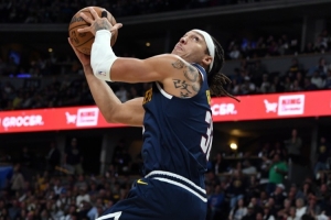 仅出战25分钟!戈登11投6中得17分&正负值+17 三分回调6投1中 仅出战25分钟!戈登11投6中得17分&正负值+17 三分回调6投1中