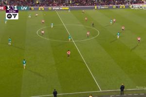 搏命!利物浦下半场连续换人,换成424阵型强攻小蜜蜂 搏命!利物浦下半场连续换人,换成424阵型强攻小蜜蜂