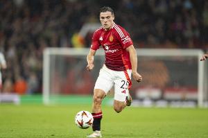 记者:加拉塔萨雷有意曼联中场乌加特,已将其列入冬窗引援名单 记者:加拉塔萨雷有意曼联中场乌加特,已将其列入冬窗引援名单