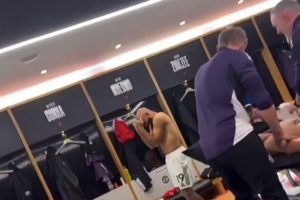 气氛搞起来!姆伯莫、阿玛德赛后更衣室内跳舞庆祝胜利 气氛搞起来!姆伯莫、阿玛德赛后更衣室内跳舞庆祝胜利