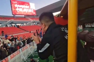 冲超成功!辽宁铁人赛后花车巡游,主帅李金羽与球迷激情互动 冲超成功!辽宁铁人赛后花车巡游,主帅李金羽与球迷激情互动