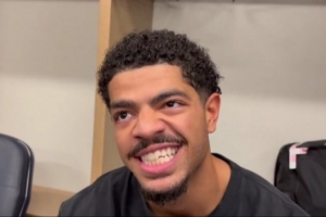 队记:本-谢泼德在防守莫兰特时被磕掉一块牙 但他继续坚持比赛 队记:本-谢泼德在防守莫兰特时被磕掉一块牙 但他继续坚持比赛