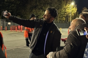 笑容温暖纯真🥰阿莫林在比赛结束后2小时仍在为球迷合影签名 笑容温暖纯真🥰阿莫林在比赛结束后2小时仍在为球迷合影签名