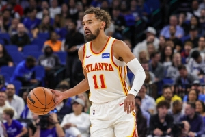 核心控卫!特雷-杨上半场6中3得到10分2板8助 罚球4中3 核心控卫!特雷-杨上半场6中3得到10分2板8助 罚球4中3