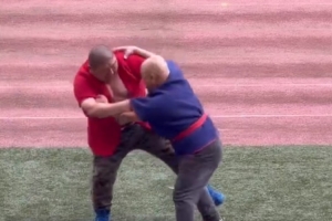 硬碰硬!泰山vs海港赛前进行了暖场节目——摔跤 硬碰硬!泰山vs海港赛前进行了暖场节目——摔跤