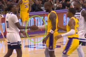 乖是真乖!八村都冲刺准备干架了 空中被拽下的艾顿握手言和了 乖是真乖!八村都冲刺准备干架了 空中被拽下的艾顿握手言和了