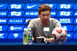 斯卢茨基:我们今天再次付出了学费,很多队员没表现出应有的水平 斯卢茨基:我们今天再次付出了学费,很多队员没表现出应有的水平