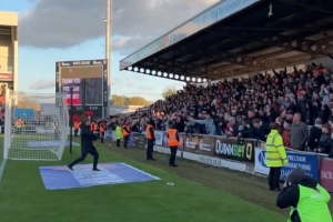 农夫三拳!威尔希尔取得执教卢顿后的首场胜利,赛后谢场 农夫三拳!威尔希尔取得执教卢顿后的首场胜利,赛后谢场