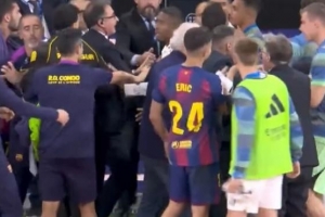 安保介入!皇马巴萨赛后爆发大规模冲突,维尼修斯亚马尔等人参与 安保介入!皇马巴萨赛后爆发大规模冲突,维尼修斯亚马尔等人参与