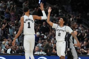 记者:文班还有成长空间 马刺的能量和潜力 让人想起两年前的雷霆 记者:文班还有成长空间 马刺的能量和潜力 让人想起两年前的雷霆