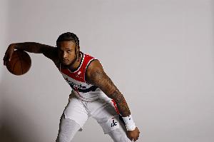 别上头!惠特摩尔次节连送下饭操作 半场10分钟拿到7分3板+2失误 别上头!惠特摩尔次节连送下饭操作 半场10分钟拿到7分3板+2失误