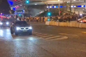 开心!赫伊森父子鸣笛与皇马球迷互动,庆祝国家德比取胜 开心!赫伊森父子鸣笛与皇马球迷互动,庆祝国家德比取胜