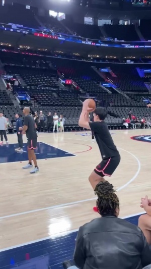 👀今天能进首个三分吗?杨瀚森热身三分训练手感柔和只投丢一个 👀今天能进首个三分吗?杨瀚森热身三分训练手感柔和只投丢一个