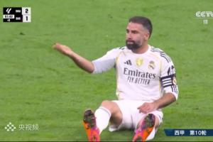 阿劳霍补时倒在皇马禁区,亚马尔等多人投诉,卡瓦哈尔示意 阿劳霍补时倒在皇马禁区,亚马尔等多人投诉,卡瓦哈尔示意