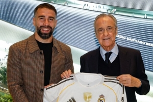 达成个人西甲200胜里程碑,卡瓦哈尔获赠纪念球衣 达成个人西甲200胜里程碑,卡瓦哈尔获赠纪念球衣