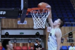 这扣篮头快平筐了!张懿赵杰未来的上限会有多高? 这扣篮头快平筐了!张懿赵杰未来的上限会有多高?