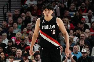 青岛队记:杨瀚森在篮板球保护方面还达不到NBA内线的基本要求 青岛队记:杨瀚森在篮板球保护方面还达不到NBA内线的基本要求