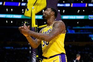 打得还行!斯玛特半场5中2拿到6分1板3助 打得还行!斯玛特半场5中2拿到6分1板3助