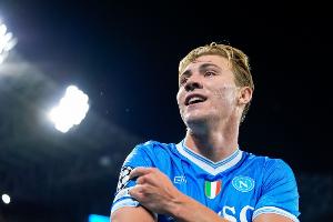 镜报:那不勒斯迫切希望冬窗3800万镑提前买断霍伊伦,曼联已同意 镜报:那不勒斯迫切希望冬窗3800万镑提前买断霍伊伦,曼联已同意