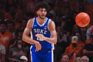 恐怖如斯!卡梅隆-布泽尔上演单臂揽月盖帽 顺势助攻队友快攻 恐怖如斯!卡梅隆-布泽尔上演单臂揽月盖帽 顺势助攻队友快攻