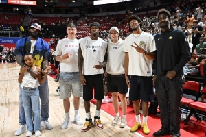 皮尔斯:湖人辅助阵容不行&詹姆斯40岁了 没有大交易则冲冠无望 皮尔斯:湖人辅助阵容不行&詹姆斯40岁了 没有大交易则冲冠无望