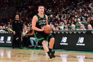 稳定输出难救主!普理查德16中8拿到21分10板4助 拼下3前场板 稳定输出难救主!普理查德16中8拿到21分10板4助 拼下3前场板