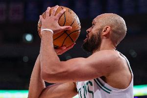 进攻端不在状态!怀特18中6&三分11中3拿到15分 另有4板3助4断2帽 进攻端不在状态!怀特18中6&三分11中3拿到15分 另有4板3助4断2帽