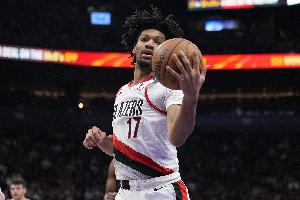 又铁又独!谢顿-夏普首节8投仅2中拿到4分 三分4中0 又铁又独!谢顿-夏普首节8投仅2中拿到4分 三分4中0