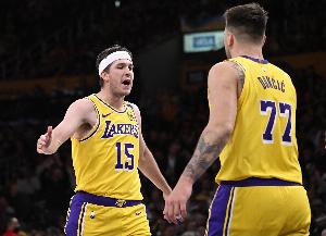 里夫斯:东契奇今早希望我砍60分 最后上罚球线破50分时有些紧张 里夫斯:东契奇今早希望我砍60分 最后上罚球线破50分时有些紧张