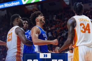 冲状元!布泽尔儿子杜克季前赛狂轰24分23板送摘帽 上一场33+12+4 冲状元!布泽尔儿子杜克季前赛狂轰24分23板送摘帽 上一场33+12+4