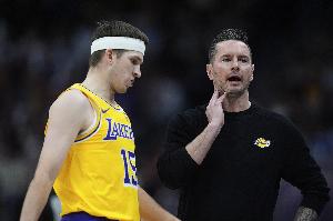 雷迪克:里夫斯为我们做了所有事 他热爱竞争&在竞争中成长 雷迪克:里夫斯为我们做了所有事 他热爱竞争&在竞争中成长